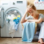 Έξι λάθη που κάνετε στο πλύσιμο των ρούχων στο πλυντήριο