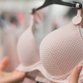 Το σωστό σουτιέν δεν πρέπει να αφήνει σημάδια, η πλάτη του πρέπει να είναι στο ίδιο ύψος με το μπροστά μέρος, οι τιράντες να είναι σταθερές, το στήθος να μην ξεχειλίζει από πάνω ή από κάτω