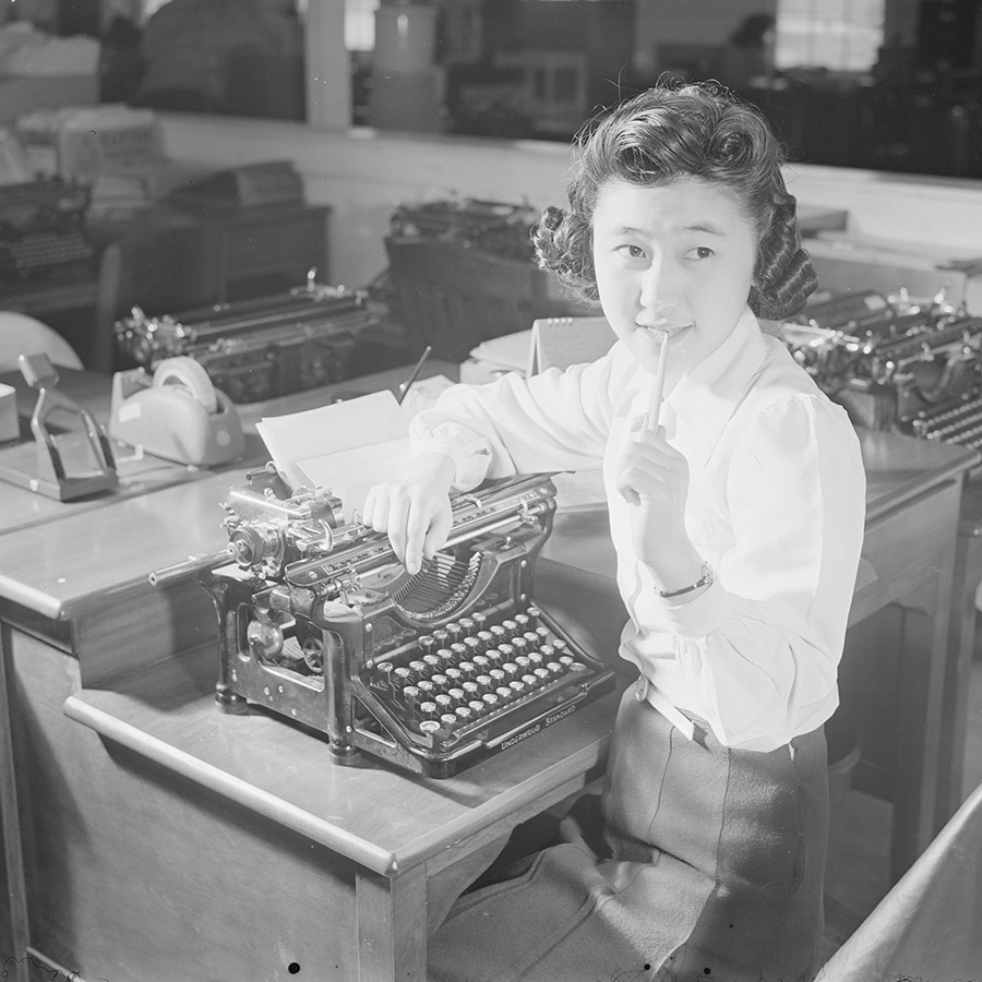 Στενογράφος  στο Κέντρο Επανεγκατάστασης κατά τη διάρκεια του Β’ Παγκοσμίου Πολέμου στην Καλιφόρνια PHOTO  WIKIMEDIA COMMONS