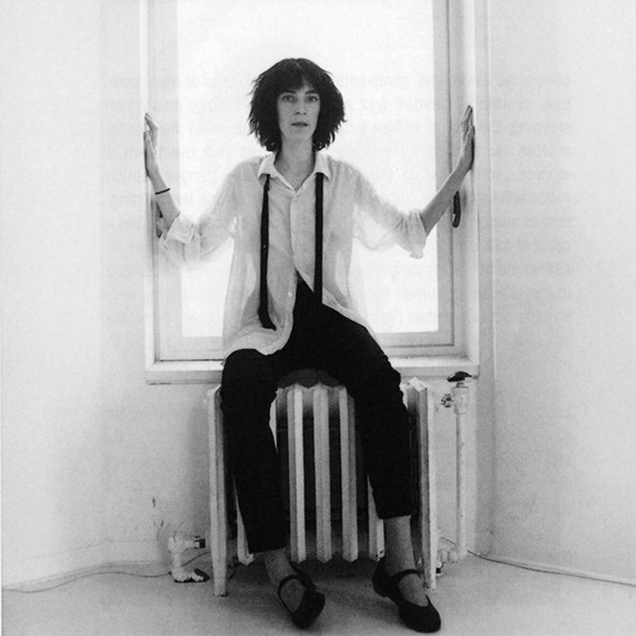 H εμβληματική ροκ σταρ Patt Smith φωτογραφημένη από τον Robert Mapplethorpe PHOTO TUMBLIR