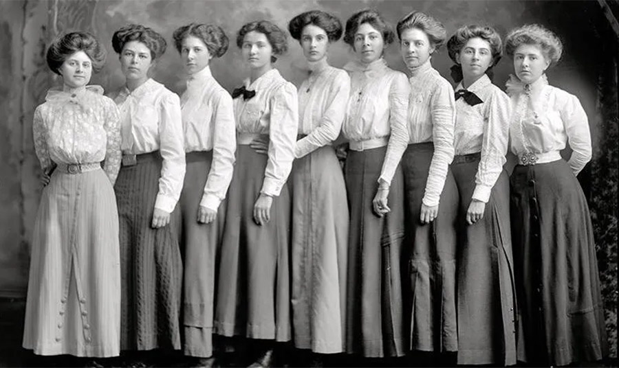 Μία ομάδα από καθηγήτριες στη δεκαετία του  1910 με τα λευκά πουκάμισά τους PHOTO  FLICKR