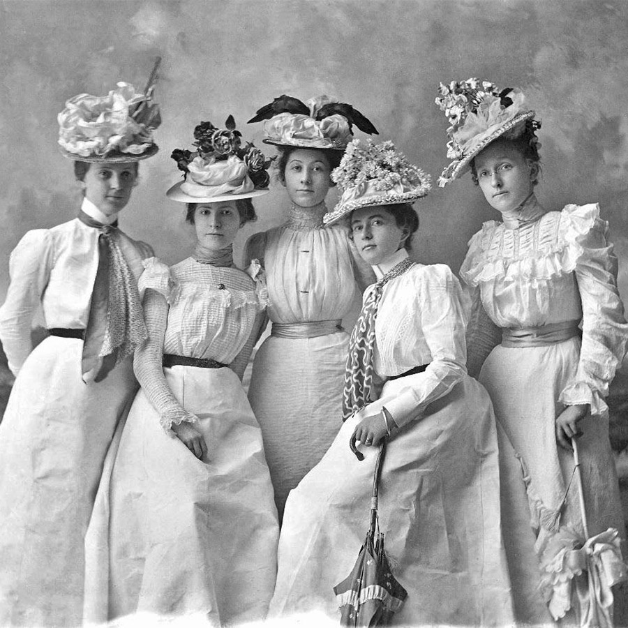 Κυρίες τη αριστοκρατίας στις ΗΠΑ φορώντας λευκά πουκάμισα PHOTO REDDIT