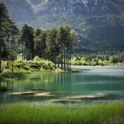 Το ονειρικό τοπίο στην λίμνη Δόξα, όπου στα νερά της καθρεφτίζεται η ομορφιά της φύσης