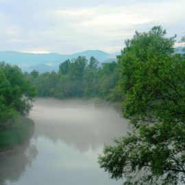 Γοητευτικό τοπίο στην ομίχλη στα νερά του ποταμού Νέστου