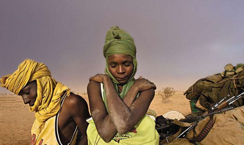 Στρατιώτες του Σουδανικού Απελευθερωτικού Στρατού περιμένοντας να ξεκολλήσει το φορτηγό τους από τη λάσπη, Αύγουστος 2004 © Lynsey Addario