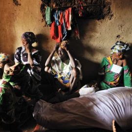 Το 2010 η Addario έφθασε στη Σιέρα Λεόνε για να φωτογραφήσει σε σχέση με το θέμα της υψηλής θνησιμότητας κατά τη γέννα, γυναικών και νεογέννητων © Lynsey Addario