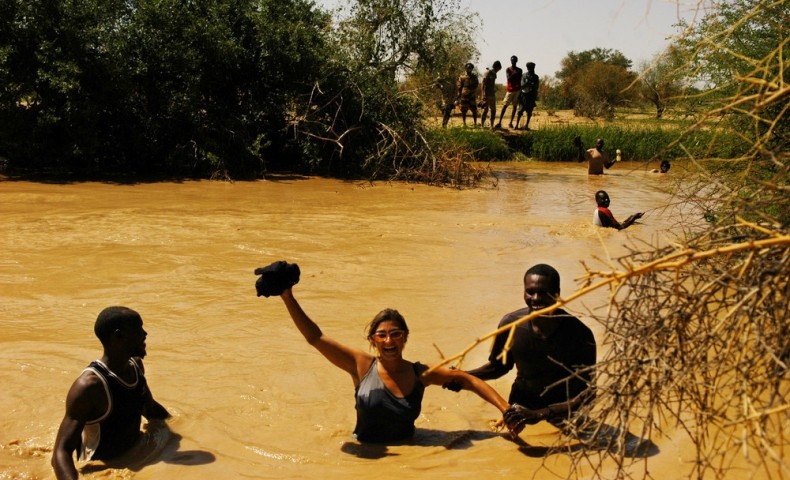 Η φωτογράφος Lynsey Addario κρατά την κάμερά της για να μη βραχεί κατά τη διάρκεια αποστολής στο νότιο Σουδάν, 2004
