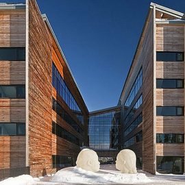 Σύγχρονο ντιζάιν και ζεστή ατμόσφαιρα με τη σφραγίδα του διάσημου Aμερικανού θρύλου της αρχιτεκτονικής Πίτερ Μπρόλιν