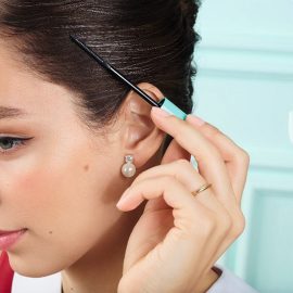 Κι αν έχουμε μερικές διάσπαρτες λευκές τρίχες; Tο μοναδικό Magic Retouch Precision είναι η πρώτη mascara κάλυψης σε διάσπαρτες λευκές τρίχες! Σε 3 αποχρώσεις, χρησιμοποιείται όσο συχνά θέλουμε, αφού το χρώμα του διαρκεί μέχρι το επόμενο λούσιμο, κρατώντας μακριά άγχος και λεκέδες, από την πρώτη εφαρμογή!