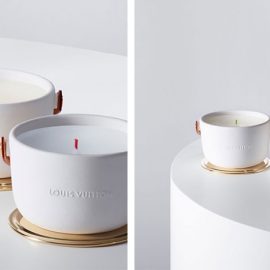Τα κεριά βρίσκονται μέσα σε λιτά λευκά κεραμικά που σχεδίασε ο διάσημος ντιζάινερ Marc Newson συνδυασμένα με χρυσά καπάκια, ενώ τα φυτίλια τους είναι βαμμένα σε διάφορα χρώματα