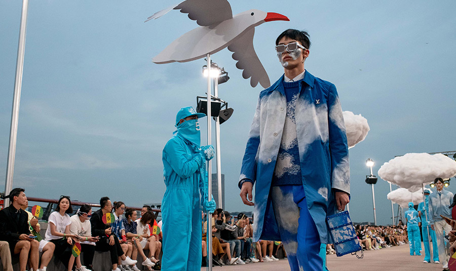 Louis Vuitton: Η επιστροφή της φυσικής επίδειξης μόδας και μάλιστα στην Κίνα