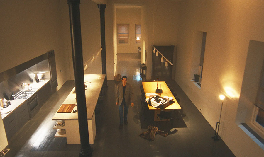 Το loft του Κέννεντι στην Tribeca, όπου κυριαρχούν τα ψηλά ταβάνια, οι κολώνες από χυτοσίδηρο και η μινιμαλιστική επίπλωση, χαρακτηριστικά του στυλ στο κέντρο της πόλης της δεκαετίας του 1990 PHOTO FX NETWORKS AND HULU 