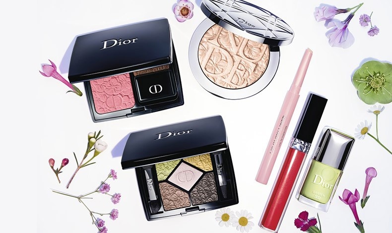 Από την ανοιξιάτικη συλλογή Dior, Glowing Gardens με έμπνευση από τους κήπους που ανθίζουν με αμέτρητες αποχρώσεις και υφές για ένα νέο λουκ γεμάτο αθωότητα και ενέργεια