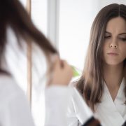 9 σημάδια ότι τα μαλλιά μας… γερνάνε και τι μπορούμε να κάνουμε