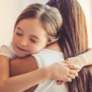 Τι πρέπει να κάνετε όταν το παιδί σας ζητάει συνέχεια αγκαλιά
