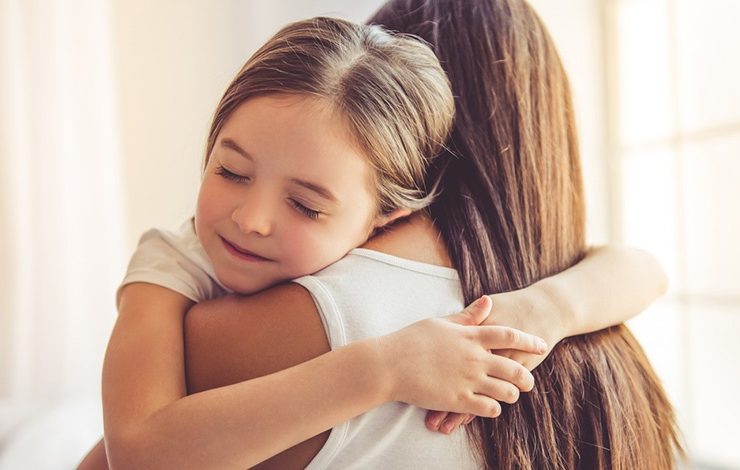 Τι πρέπει να κάνετε όταν το παιδί σας ζητάει συνέχεια αγκαλιά