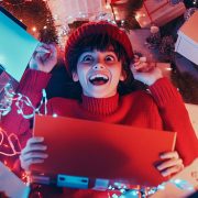 Το μάρκετινγκ των Χριστουγέννων προτρέπει παιδιά και νέους σε υπερβολικές δαπάνες