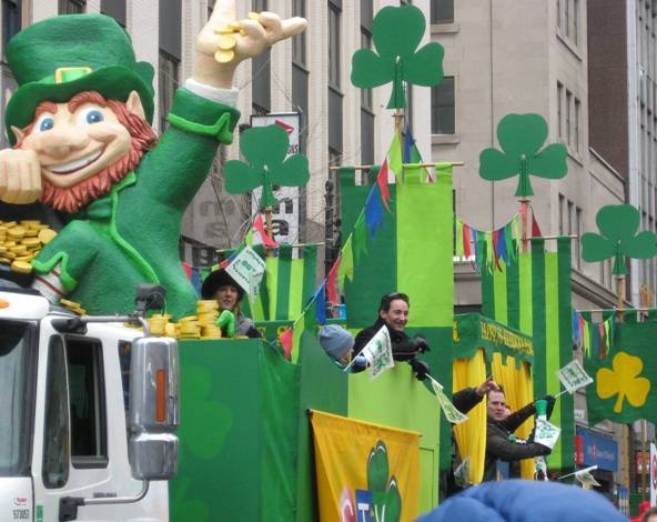 Κόσμος που παρευλάνει στη γιορτή του St. Patrick's Day σε κάθε γωνιά του κόσμου, όπου ζουν Ιρλανδοί