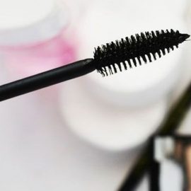 Για να καθαρίσετε το βουρτσάκι της μάσκαρας, βυθίστε το σε ζεστό σαπουνόνερο για λίγα λεπτά. Ξεπλύνετε και στεγνώστε!