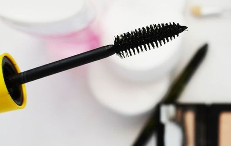 Για να καθαρίσετε το βουρτσάκι της μάσκαρας, βυθίστε το σε ζεστό σαπουνόνερο για λίγα λεπτά. Ξεπλύνετε και στεγνώστε!