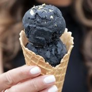 Η σκοτεινή πλευρά του παγωτού... Το μαύρο παγωτό είναι η νέα τρέλα!