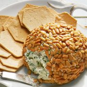 Μπαλάκια τυριού με βότανα και κουκουνάρι: Γιορτινό και ακαταμάχητο!