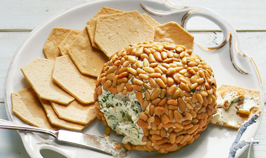 Μπαλάκια τυριού με βότανα και κουκουνάρι: Γιορτινό και ακαταμάχητο!