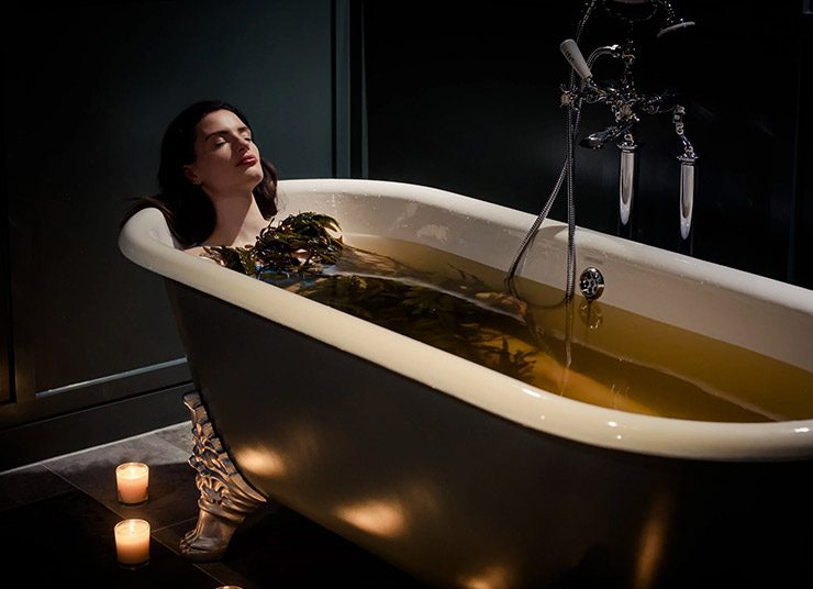 Μπάνιο με φύκια: Τι είναι και γιατί αποτελεί το νέο trend;