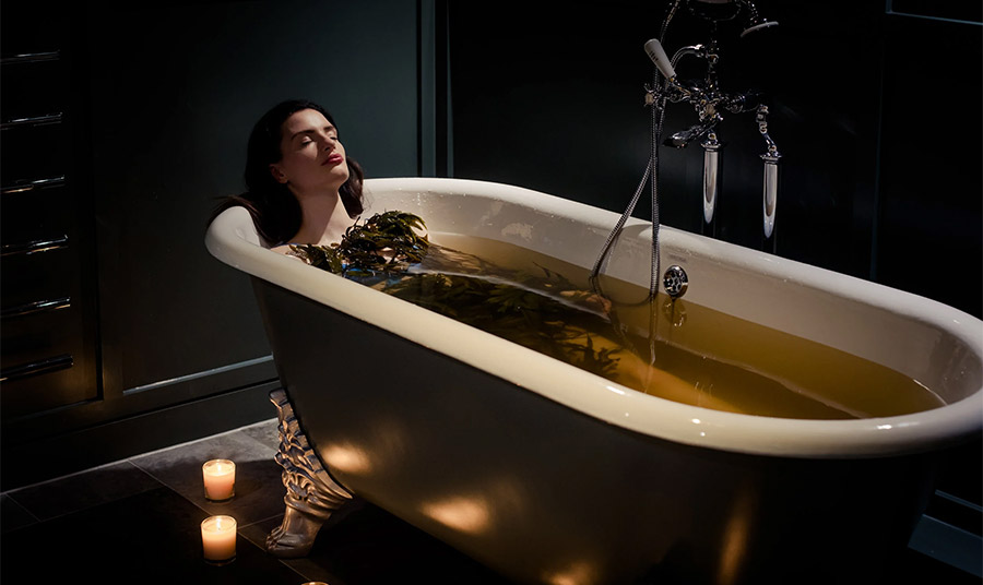 Μπάνιο με φύκια: Τι είναι και γιατί αποτελεί το νέο trend;