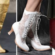 Οι μεγαλύτερες τάσεις στις μπότες για τον χειμώνα 2020 είναι εδώ! Σε αστραφτερό χρυσαφί με στολισμένο τακούνι, Chanel // Με νοσταλγία… βικτωριανή και δαντέλες // Μπορντό μέχρι το γόνατο, Celine