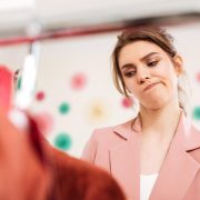 Πώς να διαλέξετε μεταχειρισμένα ρούχα που θα διαρκέσουν για μία ζωή;