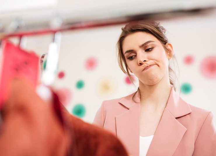 Πώς να διαλέξετε μεταχειρισμένα ρούχα που θα διαρκέσουν για μία ζωή;