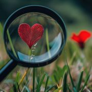 Ποιον μήνα έχει γεννηθεί; Δείτε πώς σας δείχνει ότι σας αγαπά (χωρίς λόγια)!