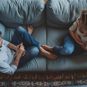 Κάθεστε δίπλα στον σύντροφό σας κάθε βράδυ αλλά νιώθετε παράξενα μόνοι;