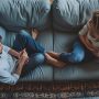 Κάθεστε δίπλα στον σύντροφό σας κάθε βράδυ αλλά νιώθετε παράξενα μόνοι;