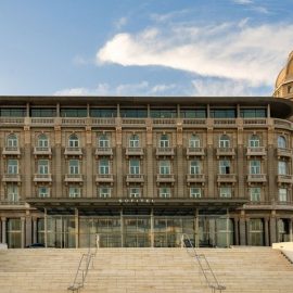 Το εντυπωσιακό τεράστιο κτίριο του Sofitel Montevideo Casino Carrasco & Spa έχει γίνει ο τόπος συνάντησης στο Μοντεβιδέο