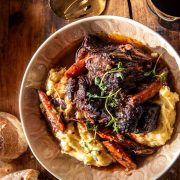 Μοσχαράκι στη γάστρα με κόκκινο κρασί