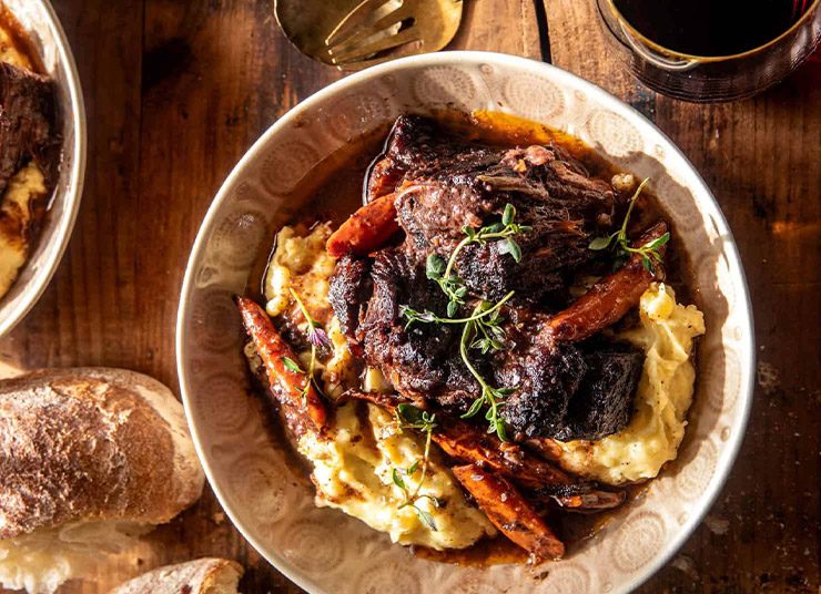 Μοσχαράκι στη γάστρα με κόκκινο κρασί