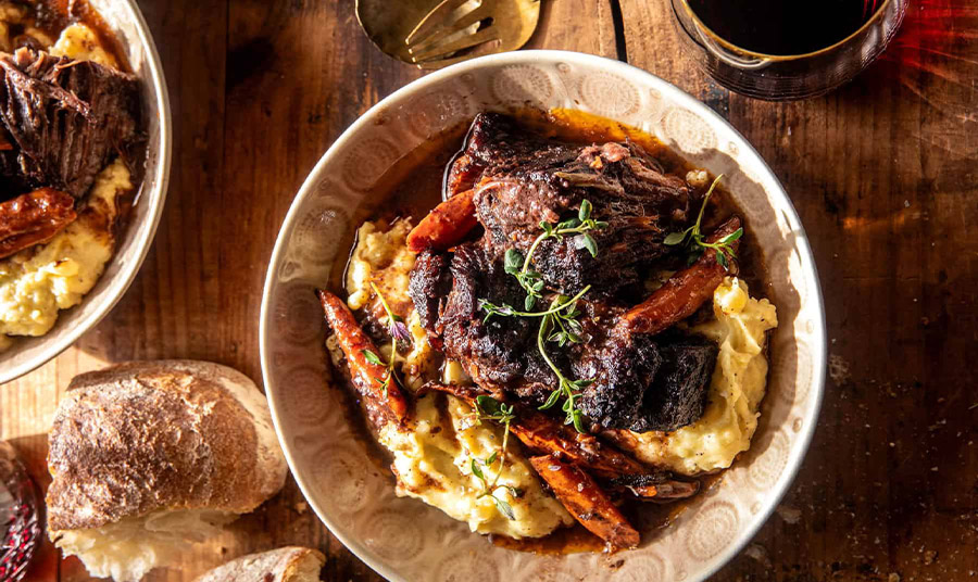 Μοσχαράκι στη γάστρα με κόκκινο κρασί