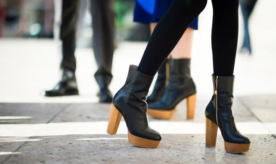 Tα platform boots με ξύλινο τακούνι είναι πολύ της μόδας. Φορέστε τα με οπάκ καλσόν