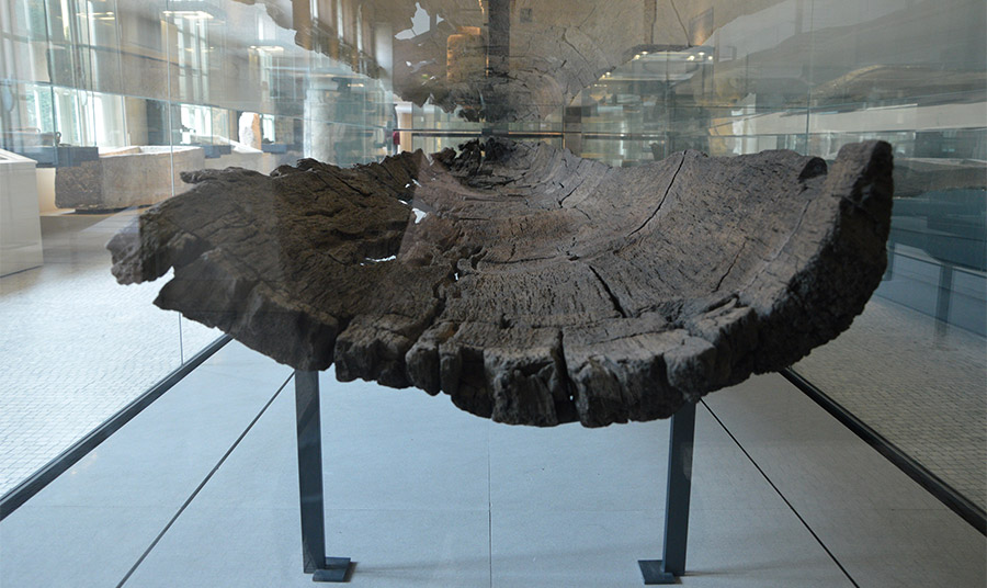 Νεολιθική πιρόγα φτιαγμένη από τον κορμό ενός και μόνο δέντρου (περίπου το 2700 π. Χ) PHOTO WIKIPEDIA 