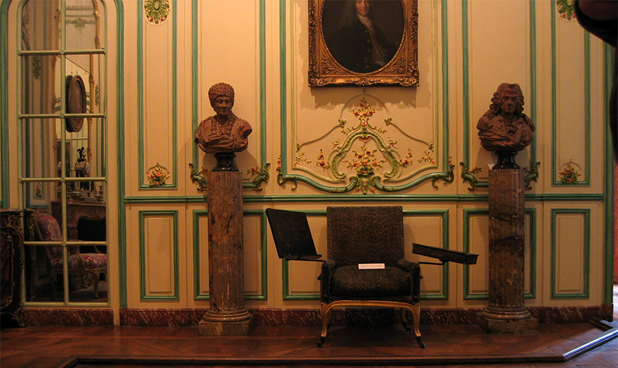 Η πολυθρόνα του Βολταίρου, όπου πέρασε τις τελευταίες του ώρες, στο Salon of the residence of the Marquis de Villette PHOTO WIKIPEDIA