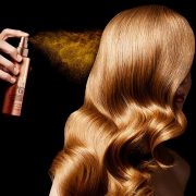 Τα λάδια μαλλιών Mythic Oil αποκτούν ακόμη πιο φυσικό χαρακτήρα, με 5 φυσικά συστατικά, που διακρίνονται για την υψηλή συγκέντρωσή τους σε φυσικά έλαια: έλαιο Argan, έλαιο από Σουσάμι, έλαια από Βερίκοκο, Cranberry και Αμύγδαλο αφήνουν τα μαλλιά βελούδινα και λαμπερά