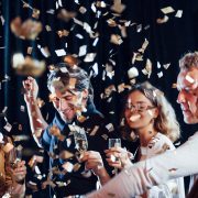 Πρόποση στις νέες συνήθειες! Πώς να έχετε μια πιο βιώσιμη παραμονή Πρωτοχρονιάς