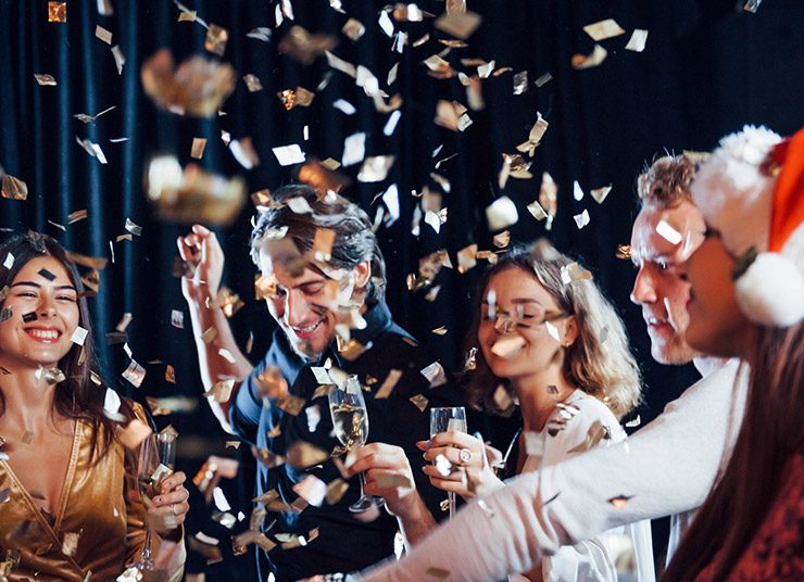 Πρόποση στις νέες συνήθειες! Πώς να έχετε μια πιο βιώσιμη παραμονή Πρωτοχρονιάς