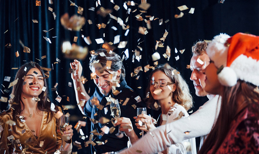 Πρόποση στις νέες συνήθειες! Πώς να έχετε μια πιο βιώσιμη παραμονή Πρωτοχρονιάς