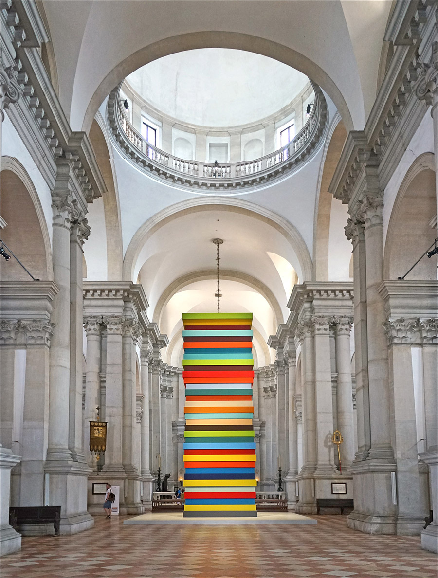 Γλυπτό του Sean_Scully «Opulent Ascension», (2019), στη Βασιλική του San Giorgio Maggiore στη Βενετία PHOTO WIKIPEDIA