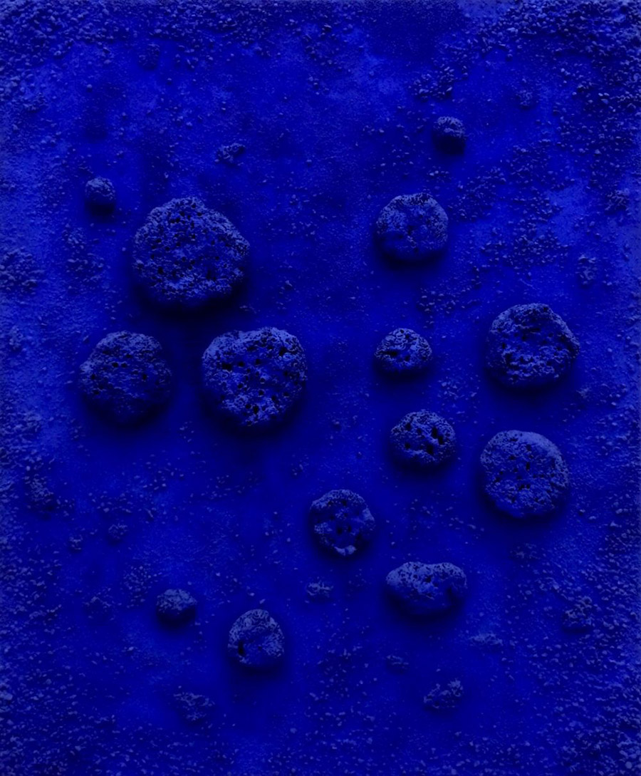 Γεννημένος στη Γαλλική Ριβιέρα, ο Yves Klein περιστοιχιζόταν από το βαθύ μπλε της θάλασσας και του ουρανού της Μεσογείου. Η ιδέα για τη δημιουργία του δικού του μπλε χρώματος, International Klein Blue (IKB), γεννήθηκε καθώς βρισκόταν στην παραλία της Νίκαιας κοιτώντας το έντονο μπλε του ουρανού PHOTO STAEDEL MUSEUM ΔΑΝΙΑ