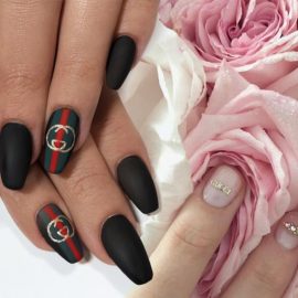 Στις εκδοχές για τον οίκο Gucci πρωτοστατούν τα μαύρα νύχια σε συνδυασμό με το λογότυπο πάνω στο γνωστό πράσινο-κόκκινο από τις τσάντες του οίκου ή πάλι μία πιο ρομαντική νότα σε ουδέτερο βερνίκι με χρυσά γράμματα την επωνυμία του οίκου