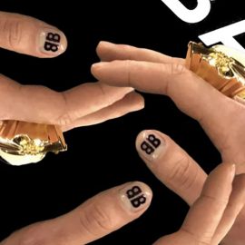 H μίνιμαλ έμπνευση έρχεται από τον οίκο Balenciaga. Διάφανο βερνίκι με μαύρο απλώς το διπλό "B".